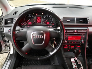 Audi A4 Sedan 2,0 TDI 103 kW multitronic-aut., vm. 2007, 166 tkm (10 / 22)